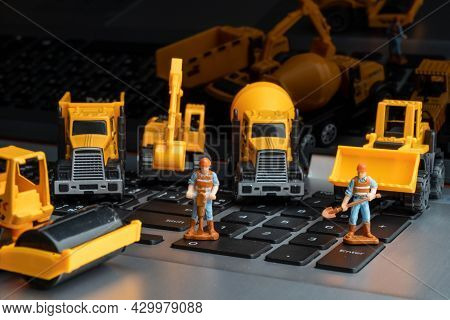 Model Of Construction Vehicles And Model Of Humen Construction For Online Builder.