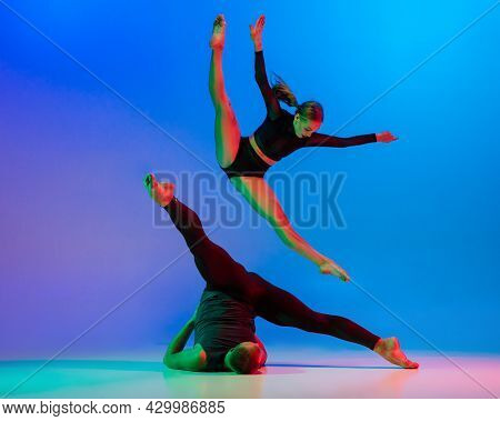 Stylish Sportive Caucasian Couple, Male And Female Dancer Dancing Contemporary Dance On Colorful Gra
