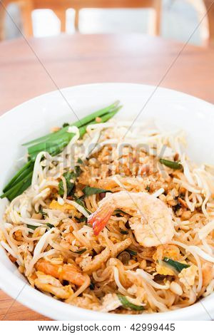 Sekoita paistettu nuudeli katkarapu Thai hyvä