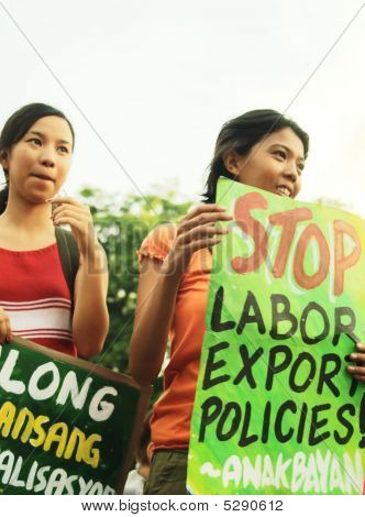Interrompere la politica di esportazione del lavoro