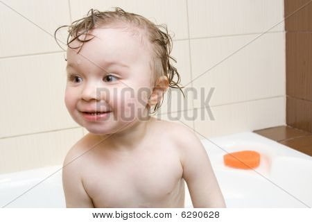 Niña en el baño