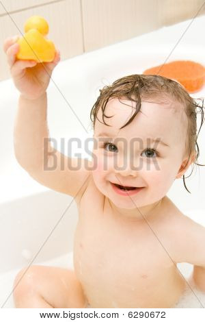 Niña en el baño