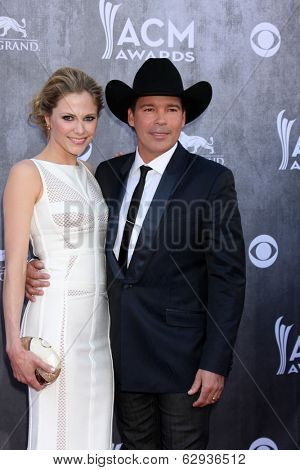LAS VEGAS - APR 6:  Jessica Craig, Clay Walker at the 2014 Academy of Country Music Awards - Arrivals at MGM Grand Garden Arena on April 6, 2014 in Las Vegas, NV