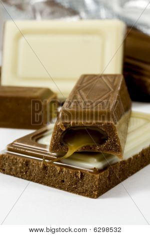 Dark paloja ja valkoinen suklaa