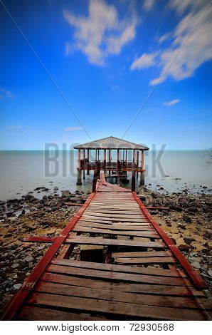 Abandon jetty during hot day