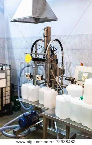 Maschine For Filling Canister