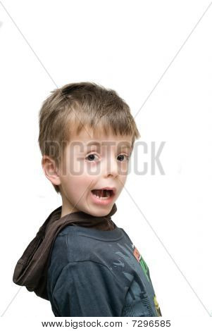 Petit garçon tirant un visage stupide.