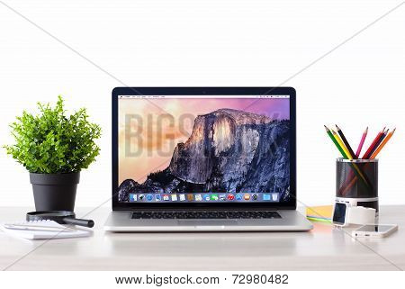 Macbook With Osx Yosemite The Screen On The Table