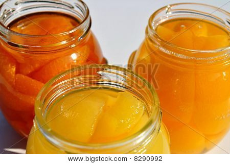 Tres frascos de conservas de frutas