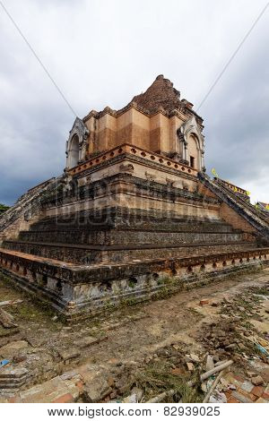 chedi luang temple in chiang mai
