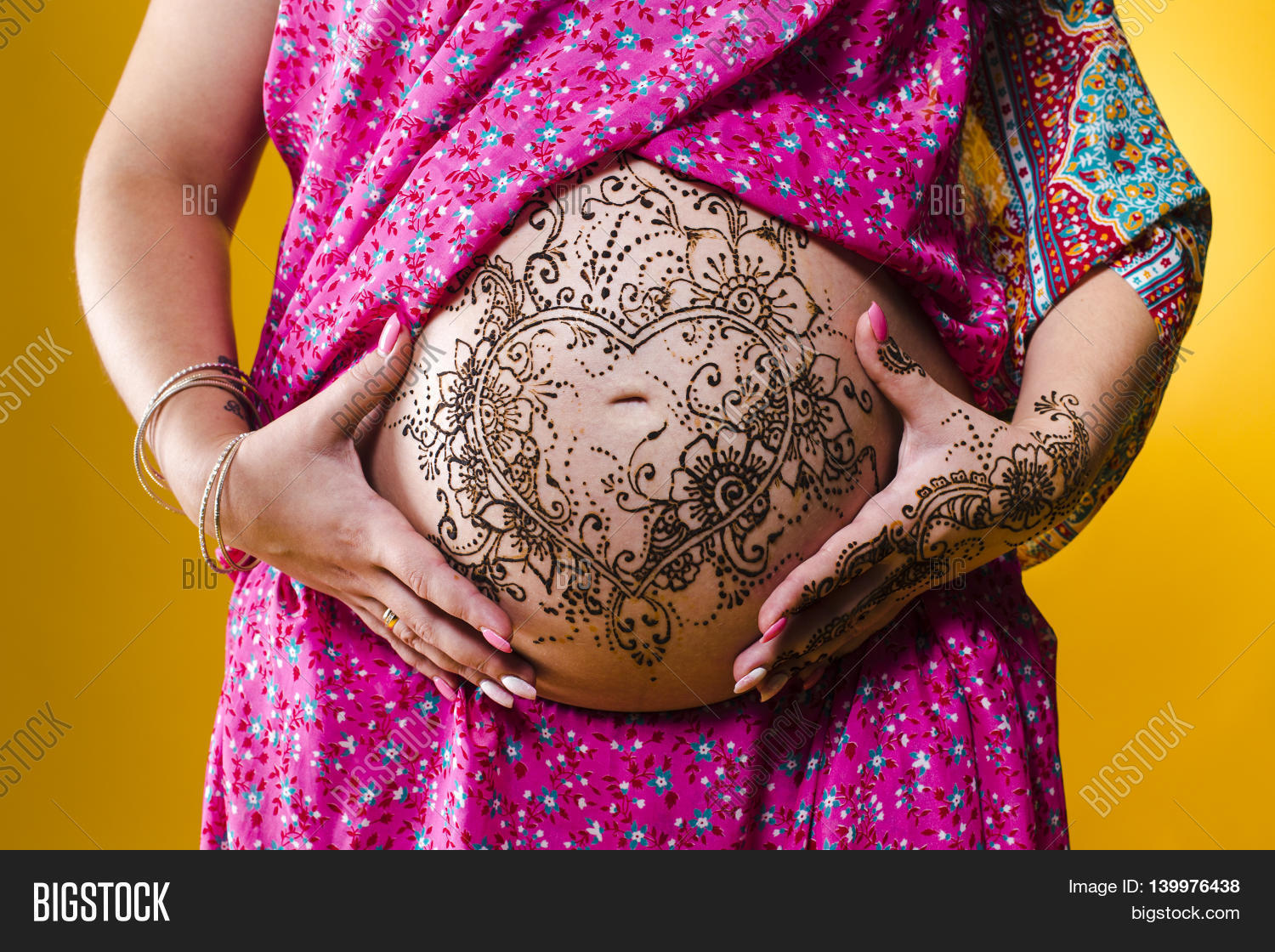 рисование хной на беременном животе. хна для волос. фотосессия беременных мехенди. мехенди на животе беременной. Prégnance краска для волос.