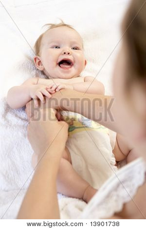Madre cambiando pannolini Baby