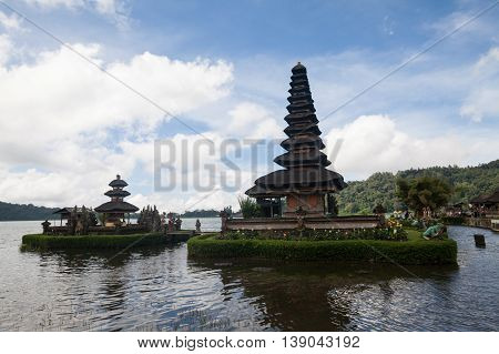 Holiday in Bali, Indonesia - Ulundanu Temple and Lake Beratan
