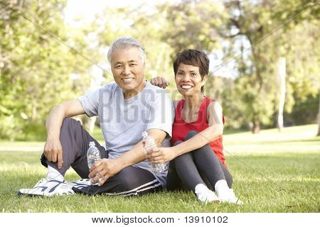 คู่อาวุโสที่พักหลังออกกำลังกาย