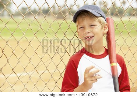 Menino jogando beisebol