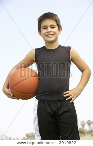 Menino jogando basquete