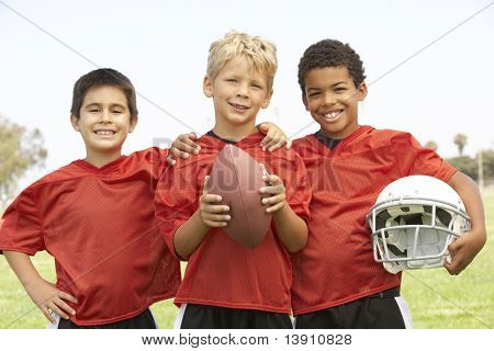 Meninos no time de futebol americano