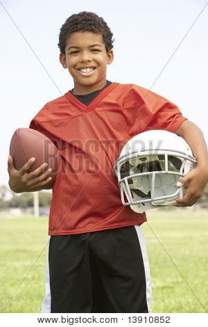 Menino jogando futebol americano
