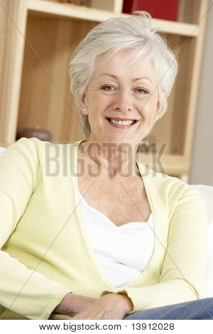 Ritratto di donna Senior a casa
