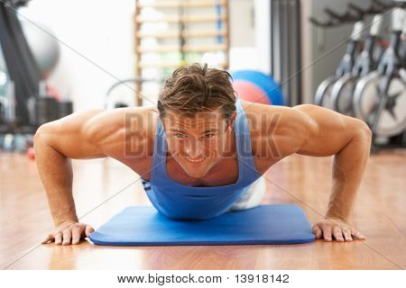 Man doing Press USV im Fitness-Studio