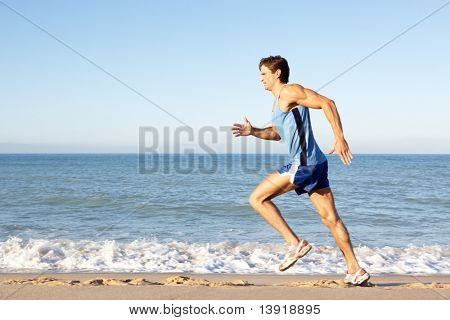 Giovane In abbigliamento Fitness che corre lungo la spiaggia
