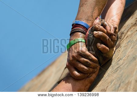 Couple hold hands,help when overcoming hindrances mud