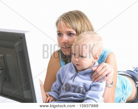 Äidin pikkupoika näyttää laptop
