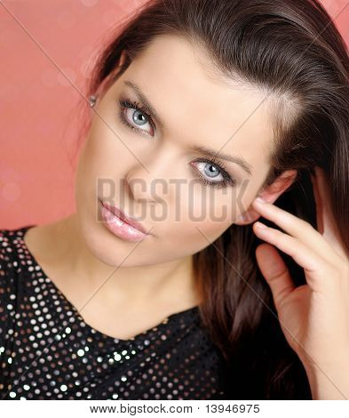 Portret van blij blue-eyed vrouw op rode achtergrond