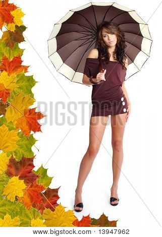 Fille sexy avec parapluie marron. Feuilles fond