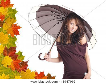 Fille sexy avec parapluie marron. Feuilles fond