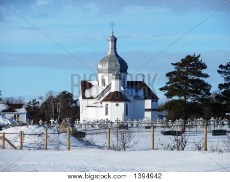 Kirke og kirkegård