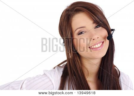 Representante de atención al cliente con auricular sonriente durante una conversación telefónica