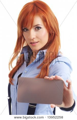Donna bella rossa con notecard.