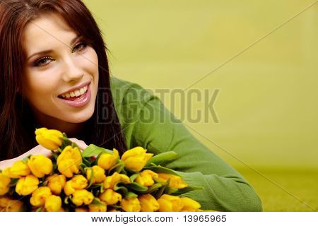 Lente vrouw met tulpen