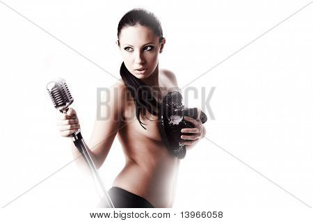 Musikstar.Sexy Frau, die singt in retro mic