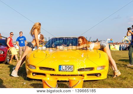 Girls Compete In A Sexy Tank Cars