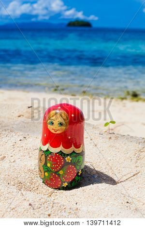 Photo Russian Dolls Matrioshka Souvenir Untouched Tropical Beach in Bali Island. Vertical Picture. Blurred Background. Closeup