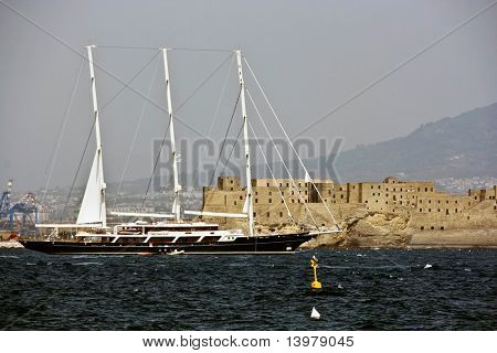 Nave sul mare nella baia di Napoli. Italia.