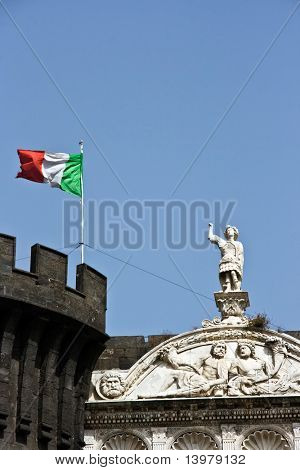 Scultura su un castello in costruzione a Napoli. Italia.