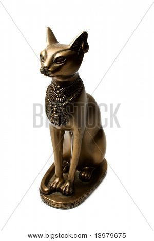 Bronzová postava egyptské kočky. Izolované na bílém pozadí.