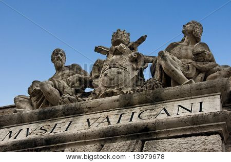 Sculpture sur les musées du Vatican avec emblème