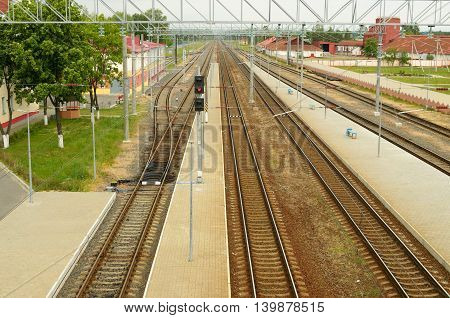 Railway tracks for trains to pass through the center of the city.Semafori regulate traffic.
