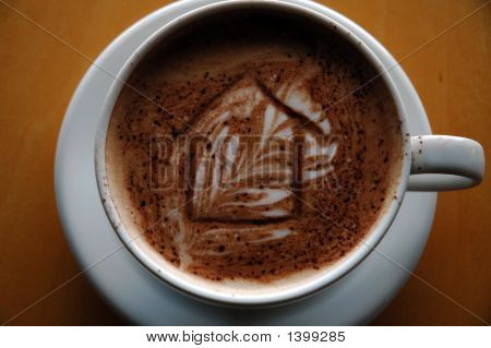 Zoom - xícara de café Latte com uma casa desenhada na espuma
