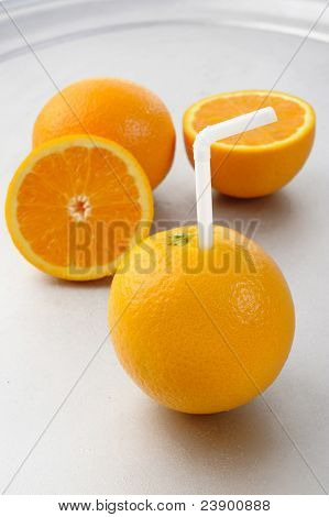 Pomarańcze na srebrnej tacy.