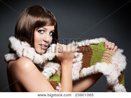 bella ragazza con sciarpa invernale