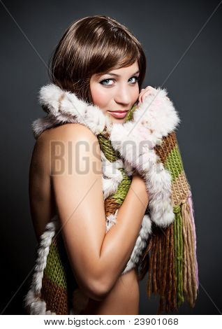 bella ragazza con sciarpa invernale