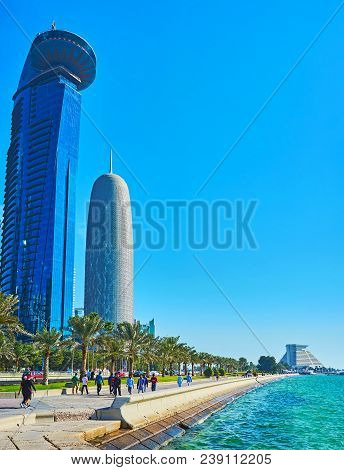 Doha, Qatar - February 13, 2018: Al Corniche Promenade With Line Of Green Palms, Stretching Along Th