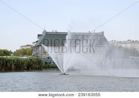 Krasnodar, Russia - August 28, 2017: Lake With A Fountain In The City Park Of The City Of Slavyansk-