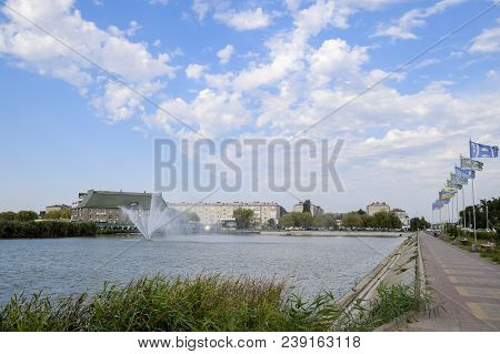 Krasnodar, Russia - August 28, 2017: Lake With A Fountain In The City Park Of The City Of Slavyansk-