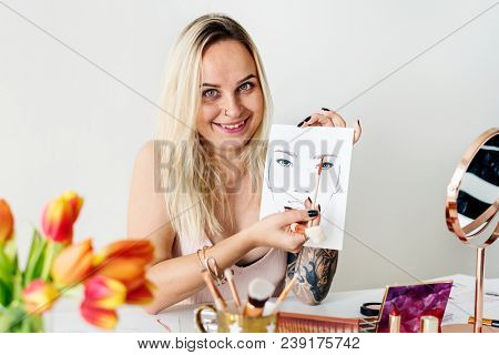 Beauty blogger recoding makeup tutorial